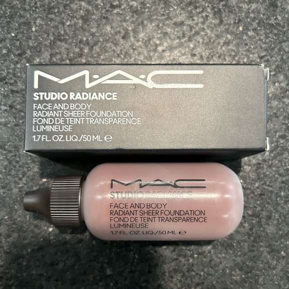 MAC Cosmetics - STUDIO RADIANCE FACE AND BODY RADIANT SHEER FOUNDATION - Picture 4 of 4